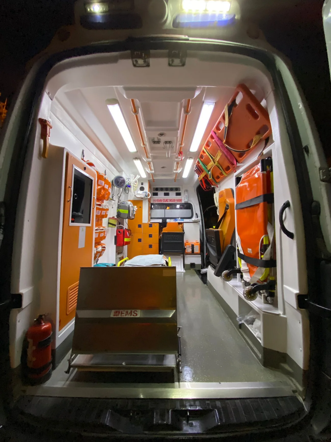 Çağlar Ambulans aracının iç mekânı — sedye, spine board, oksijen ve acil ekipmanları